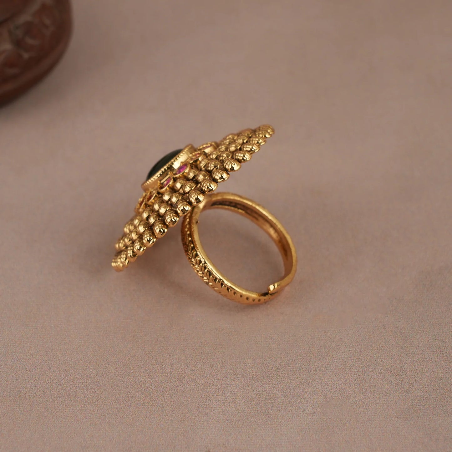 Gorgeous Round Antique Gold Emerald Stone Finger Ring