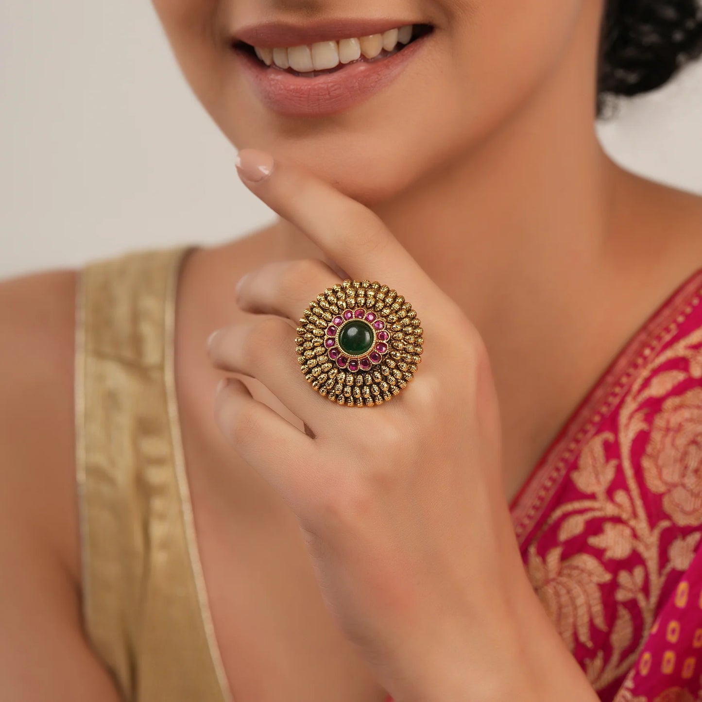 Gorgeous Round Antique Gold Emerald Stone Finger Ring