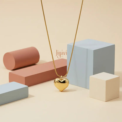 Gold heart-shaped pendant necklace on a beige background with geometric shapes and 'Jiguavi' branding.